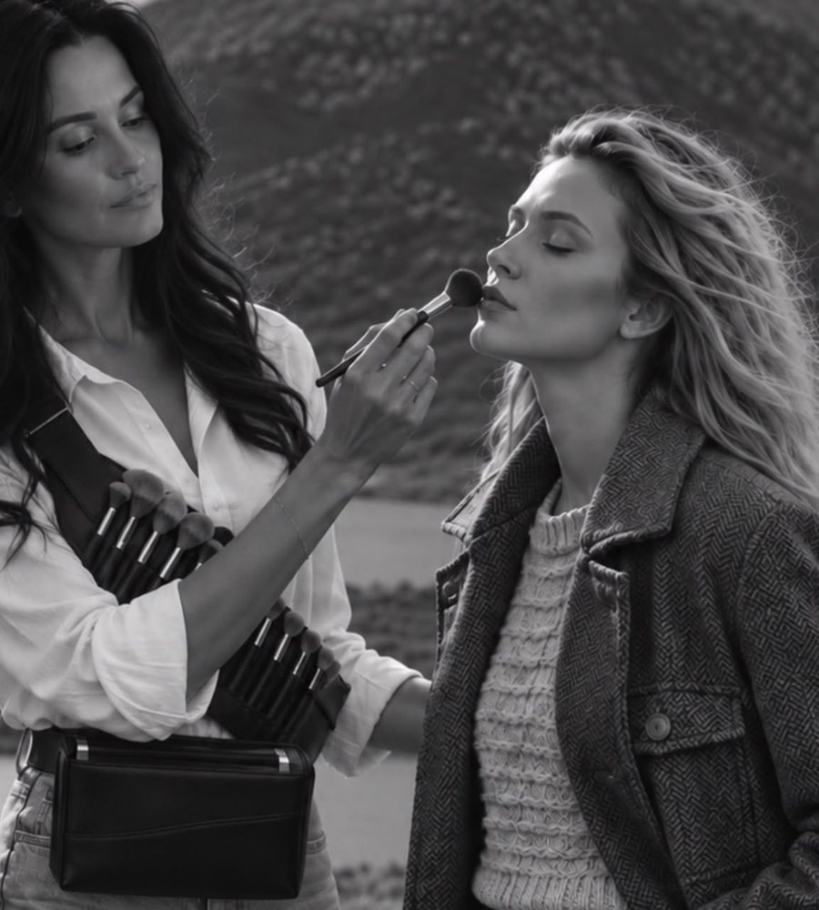 A makeup artist wearing the Sashs&oacute; brush belt, working on location